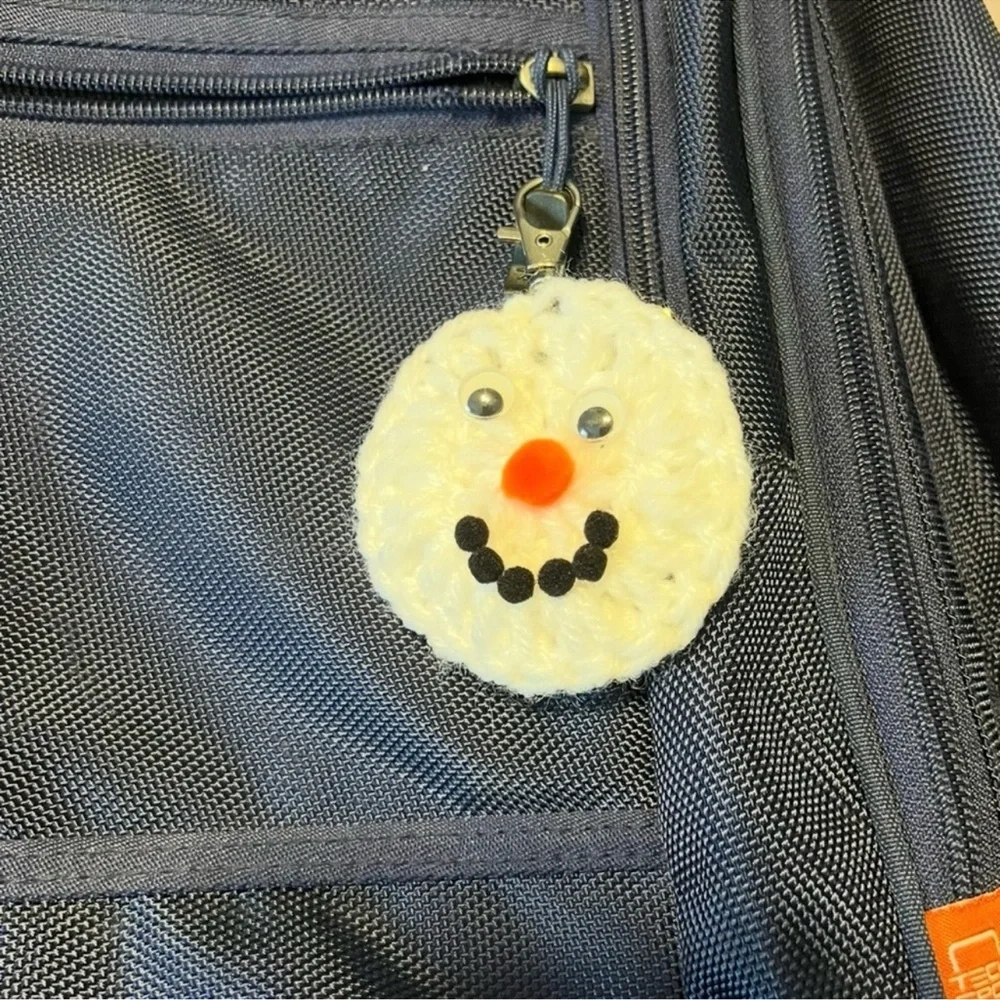 New 10 PC Set Christmas Holiday Winter Snowman Pin Clasp Bookbag Keychain Charm